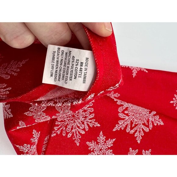 Set of 3 Cotton/Poly Blend Embossed Red & White Snowflake Napkins 19 x 19" - Picture 3 of 4